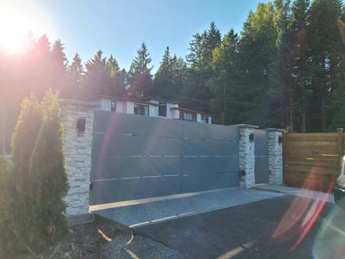 Benefits of hiring a professional fence company for maintenance services