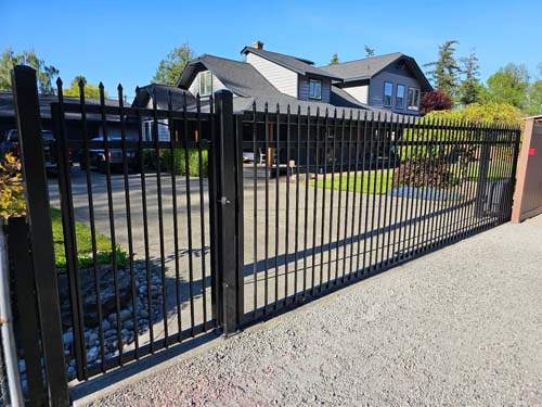 Benefits of hiring professionals for commercial fence installation